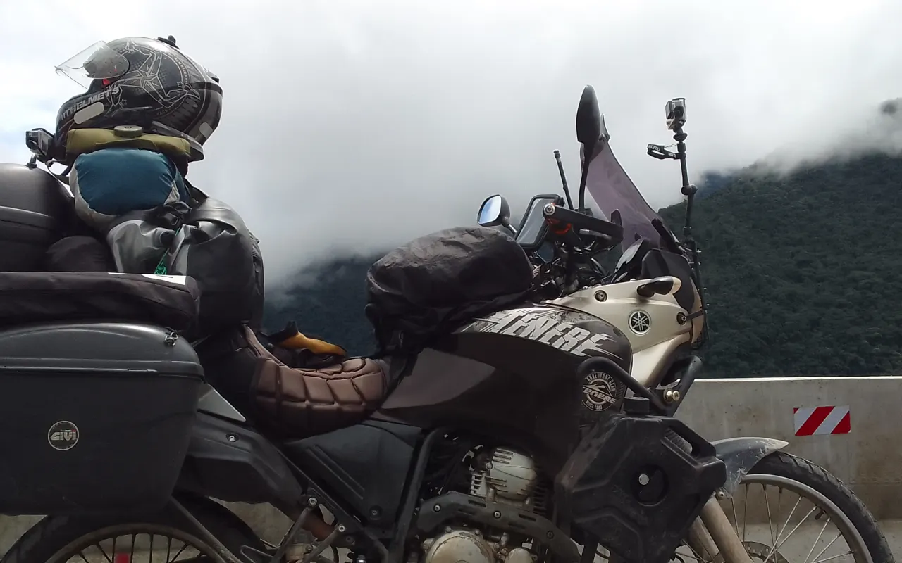 Moto carregada com baús diante das montanhas do Peru, na expedição anterior